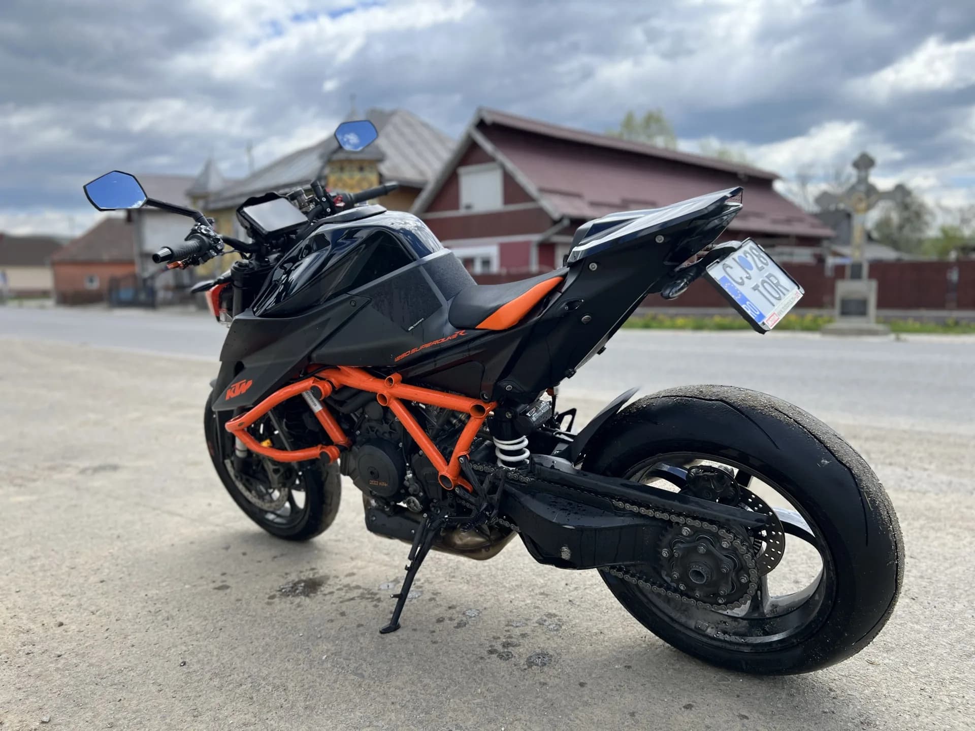 KTM Super Duke 1290 R 2021 vedere spate-lateral
