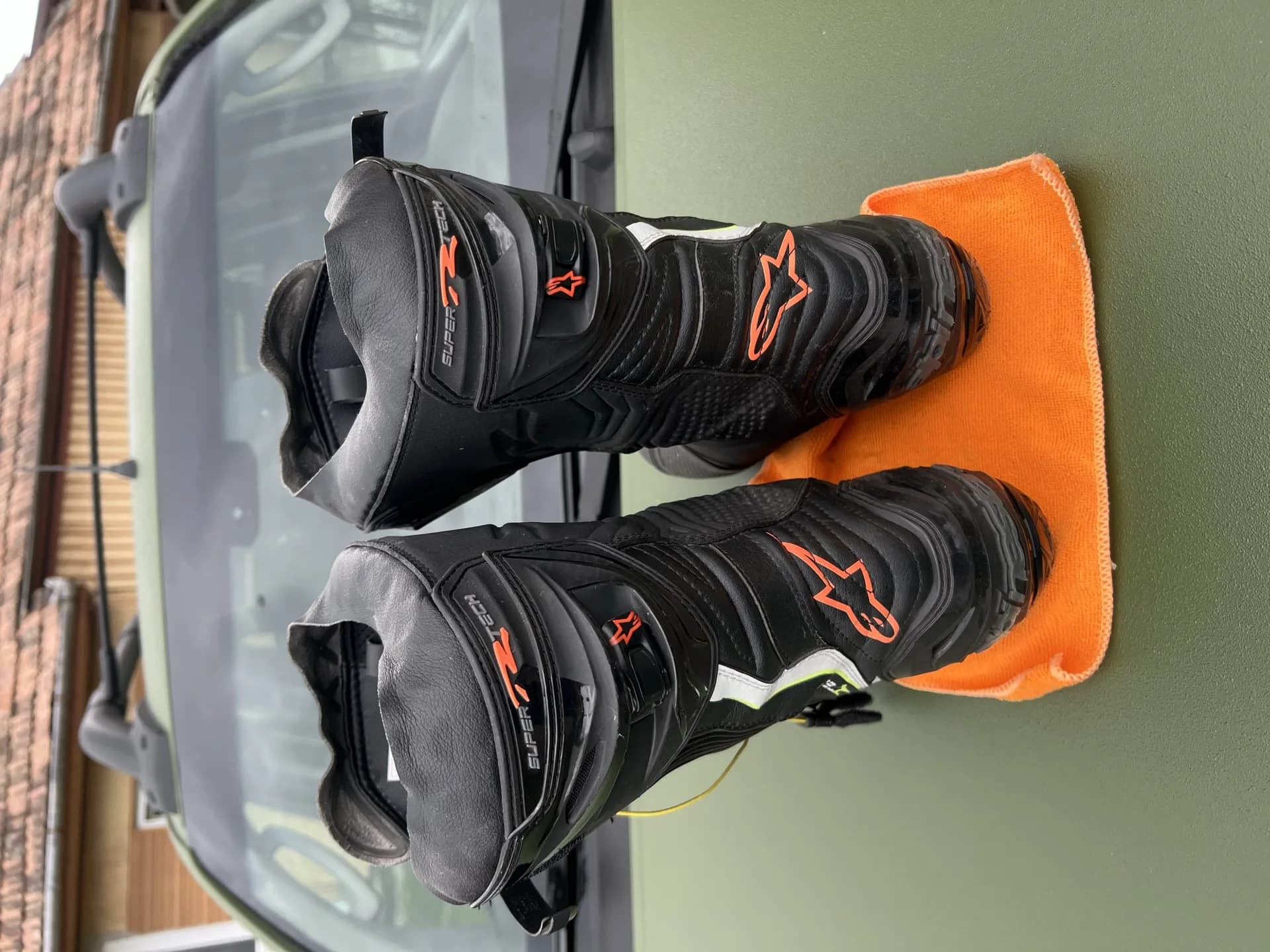 Cizme Alpinestars Supertech R vedere laterala Negru Alb Rosu Fluo marimea 45