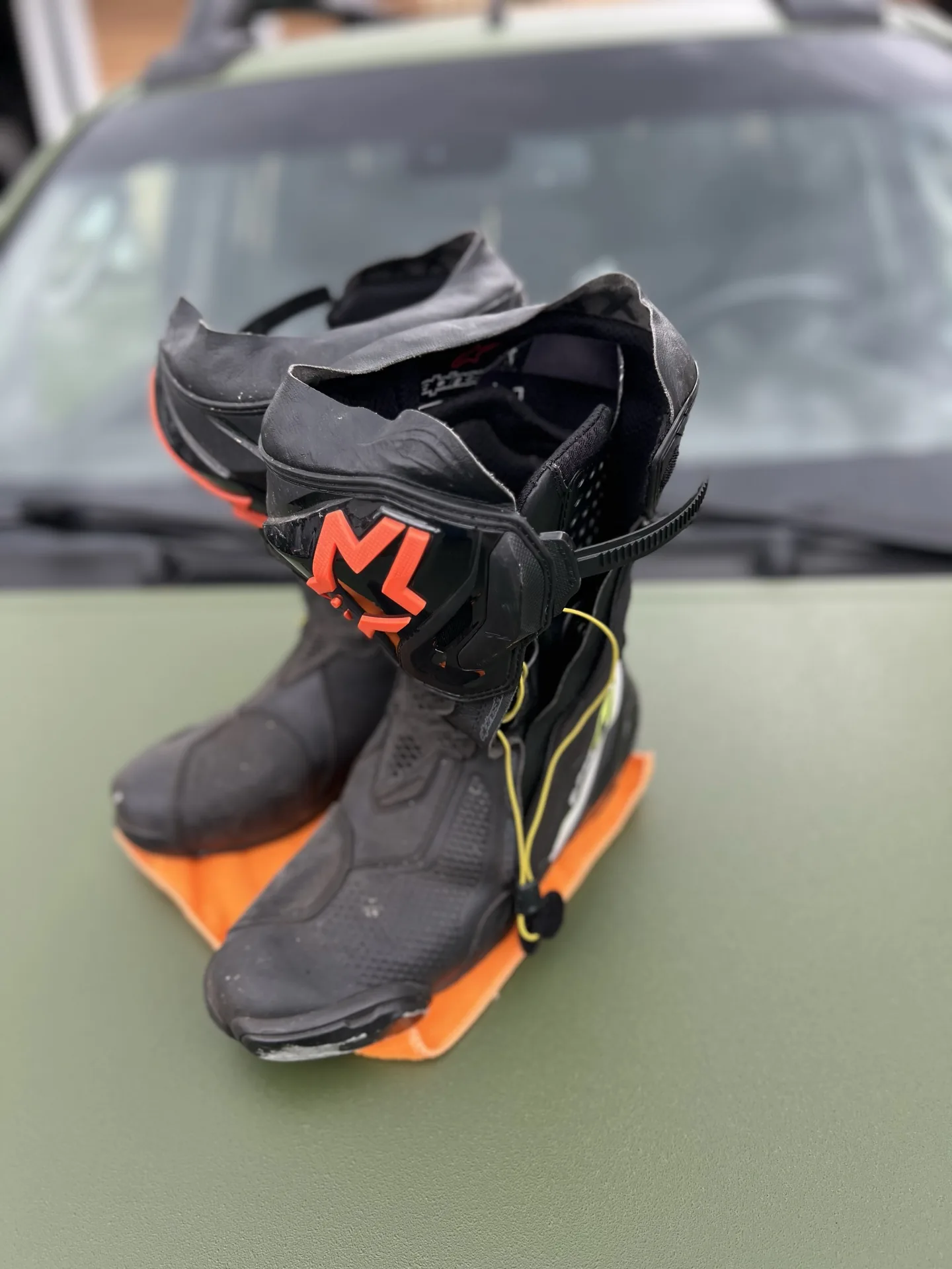 Cizme Alpinestars Supertech R vedere din fata cu fermoar