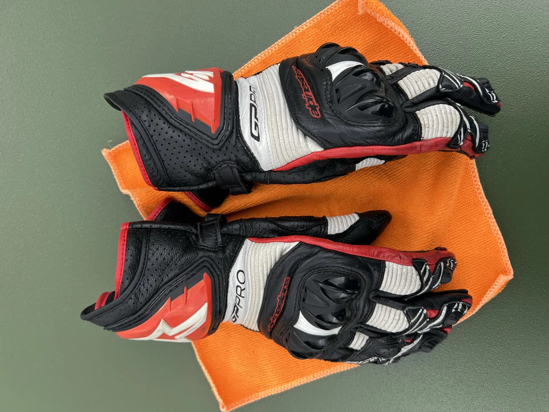 Manusi Alpinestars GP Pro R3 vedere spate protector articulatii Negru Alb Rosu marimea XL