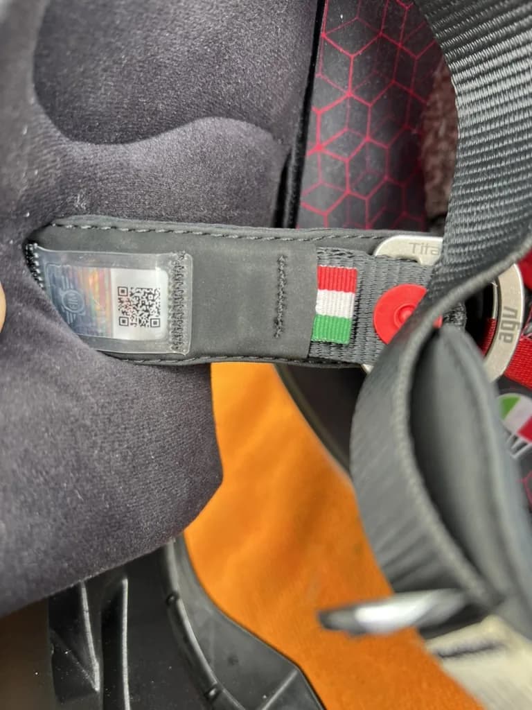 Casca AGV Pista GP RR Mir detaliu bretele si certificari