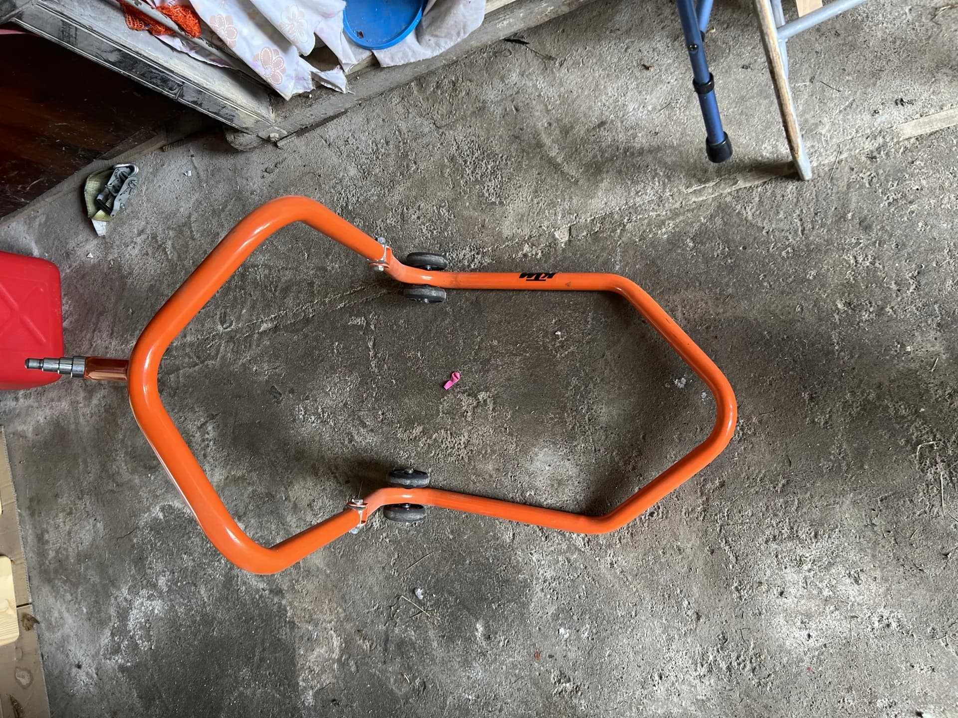 KTM Super Duke 1290 R 2021 pe stativ fata