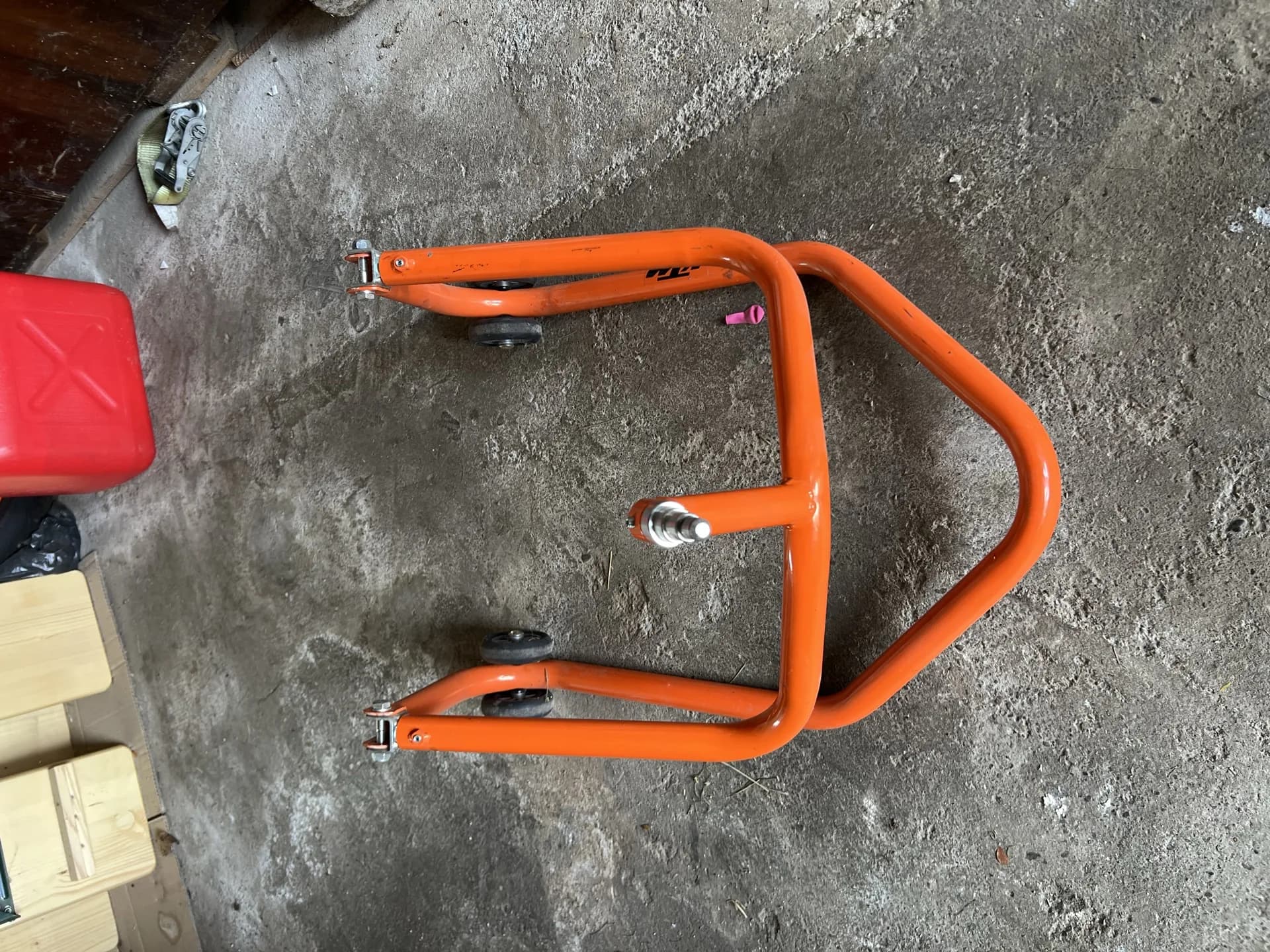 KTM Super Duke 1290 R 2021 pe stativ fata unghi 2