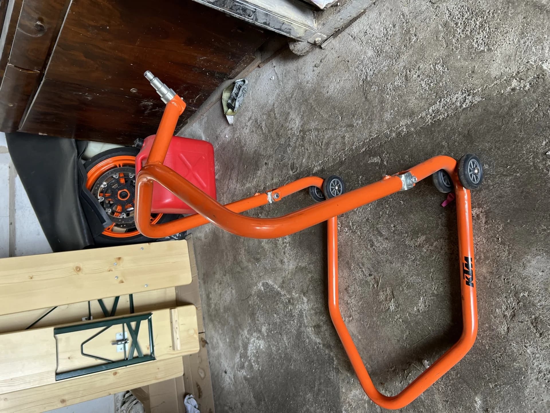 KTM Super Duke 1290 R 2021 pe stativ fata unghi 3