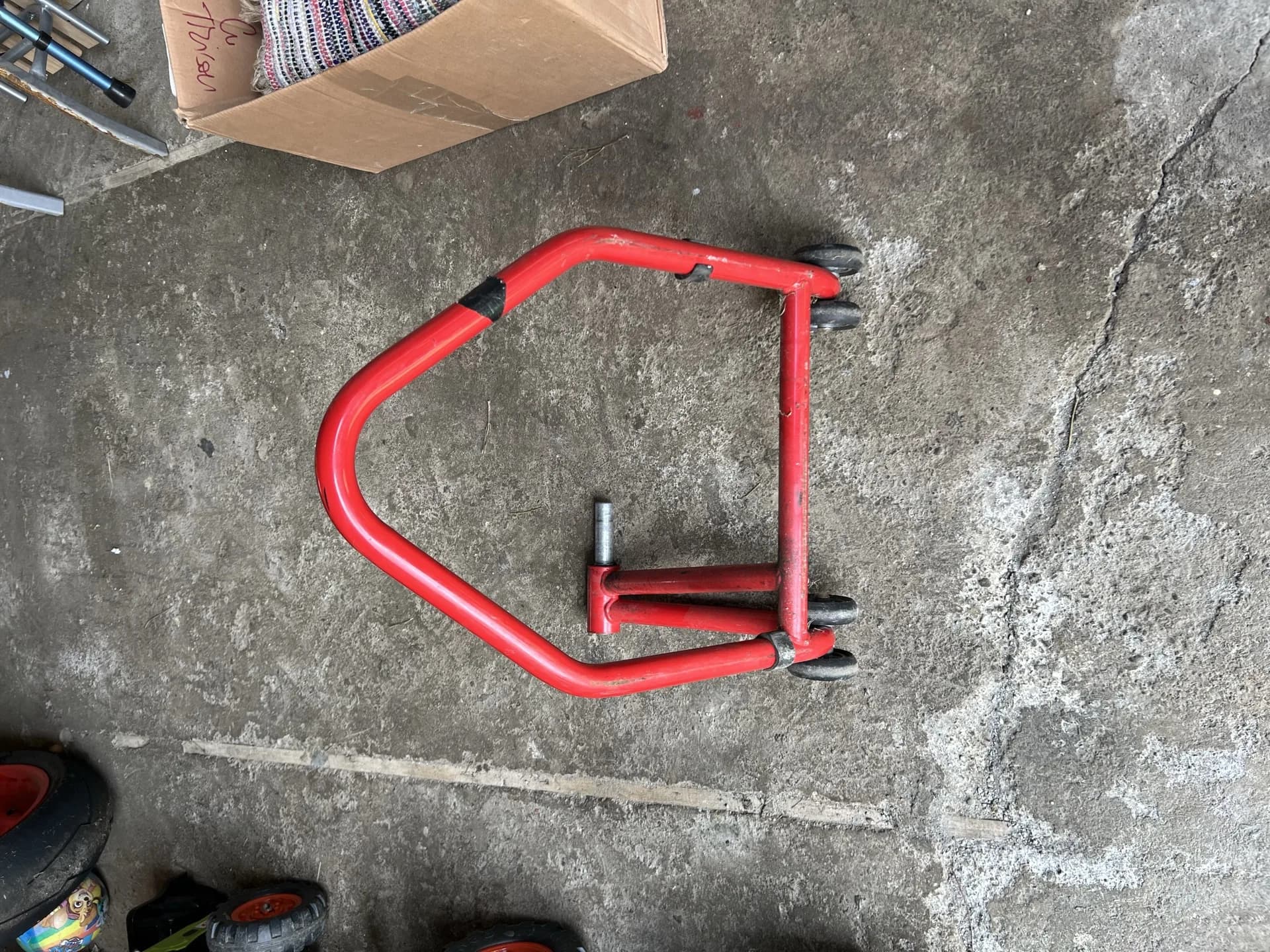KTM Super Duke 1290 R 2021 pe stativ spate unghi 2