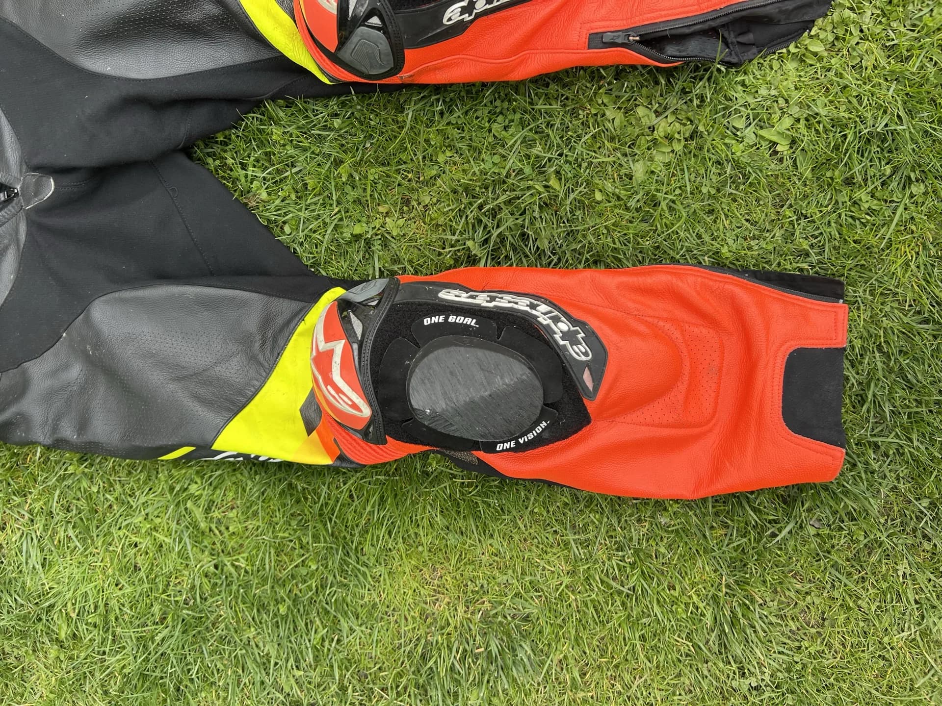 Costum Alpinestars Atem V4 Professional protectie genunchi detaliu