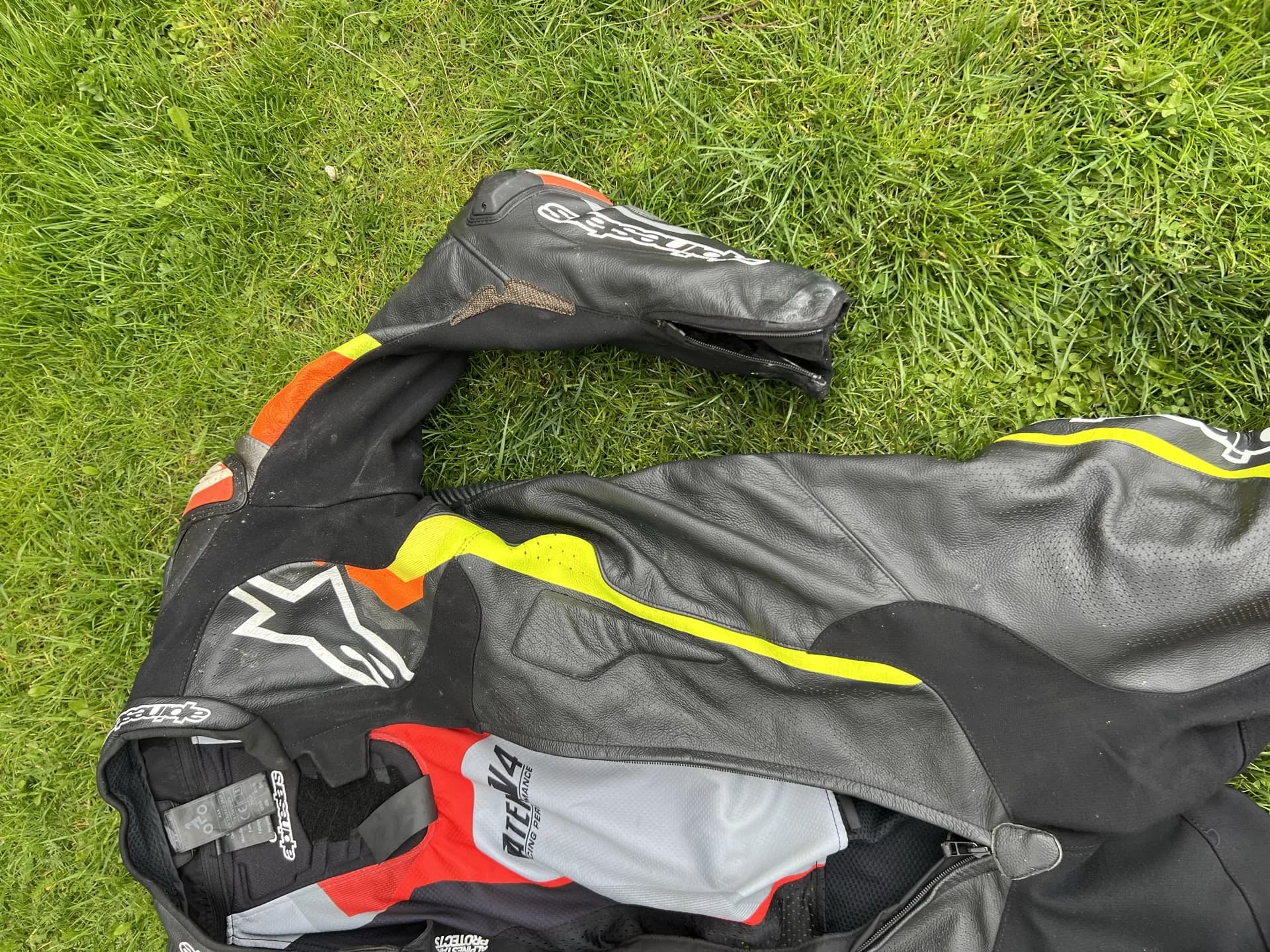 Costum Alpinestars Atem V4 Professional umar si brat detaliu