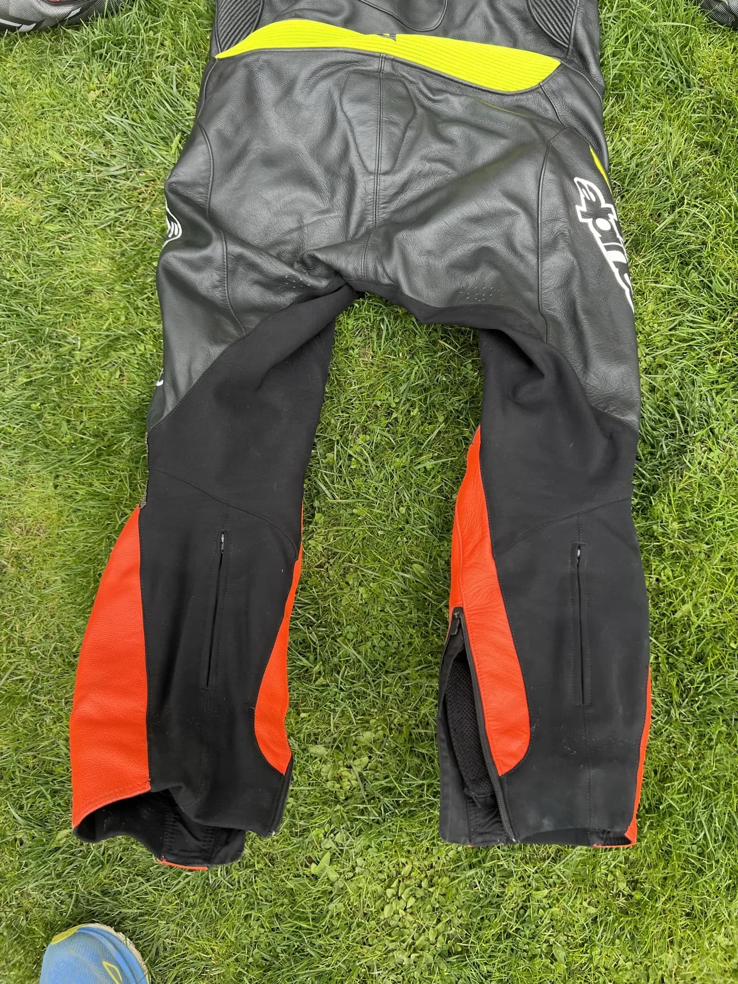 Costum Alpinestars Atem V4 Professional picior detaliu