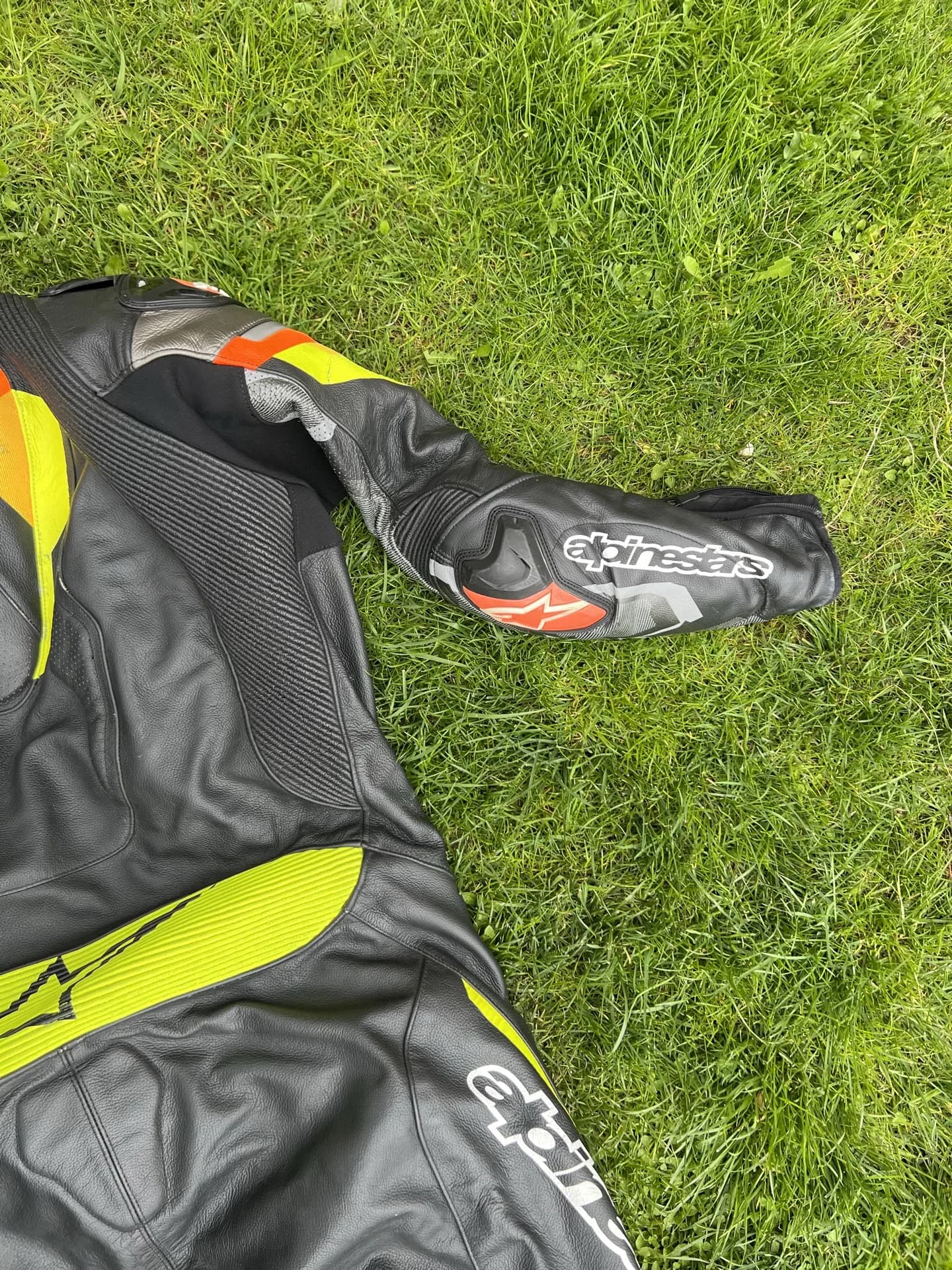 Costum Alpinestars Atem V4 Professional brat detaliu