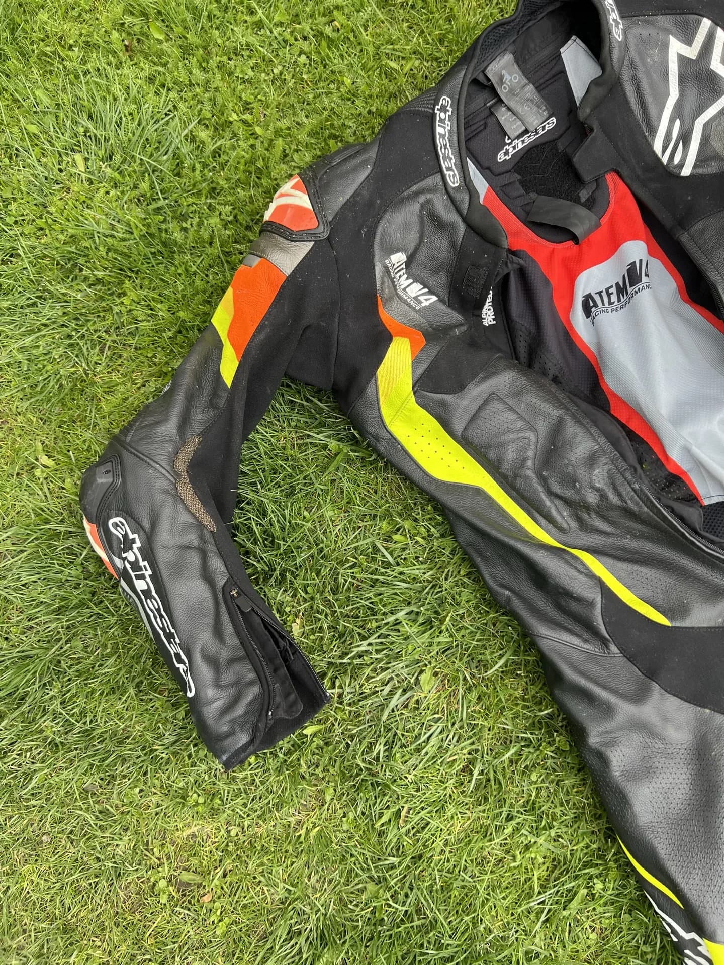 Costum Alpinestars Atem V4 Professional guler si fermoar detaliu