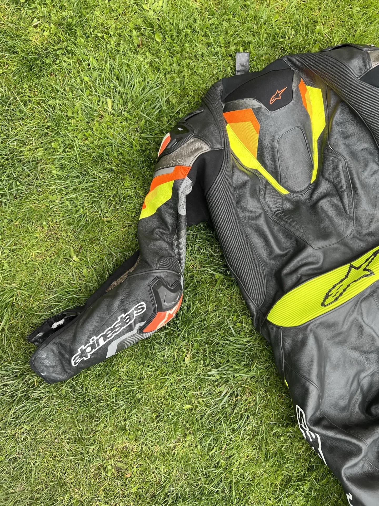 Costum Alpinestars Atem V4 Professional umar detaliu