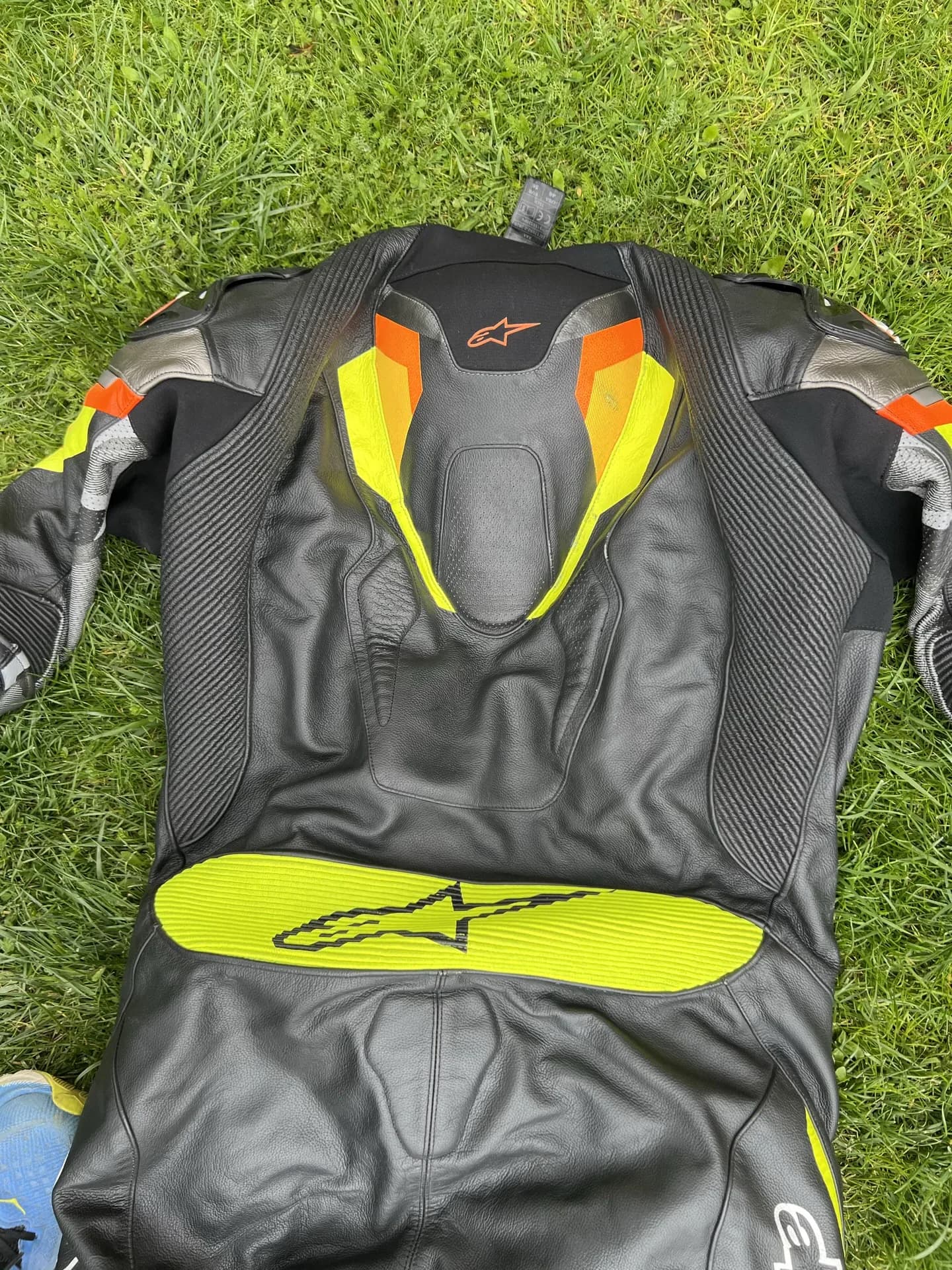 Costum Alpinestars Atem V4 Professional spate superior detaliu