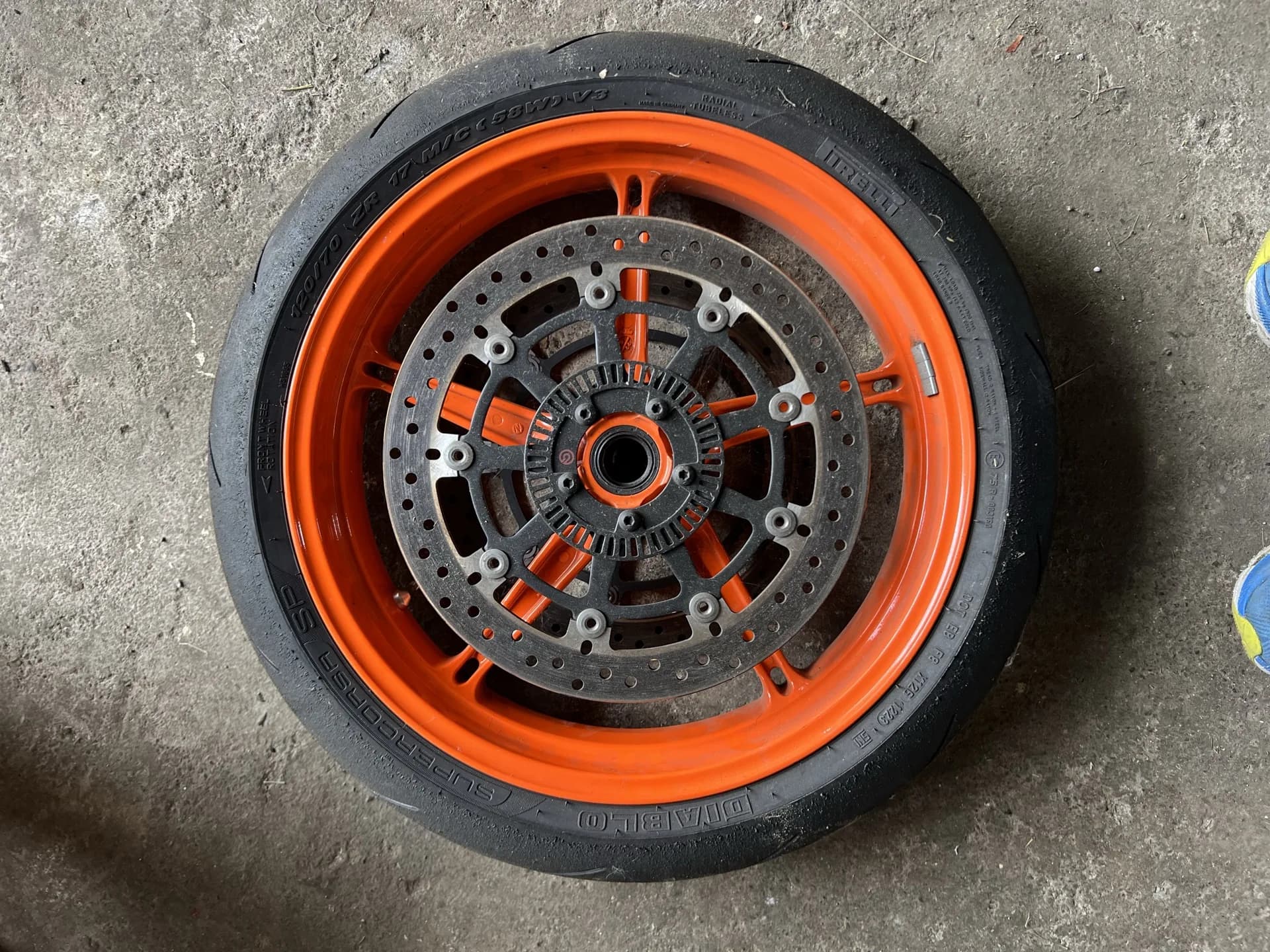 Janta fata KTM Super Duke 1290 portocalie detaliu