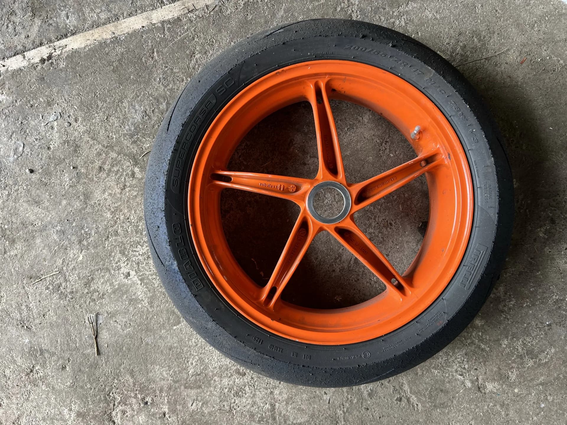 Janta spate KTM Super Duke 1290 portocalie cu anvelope