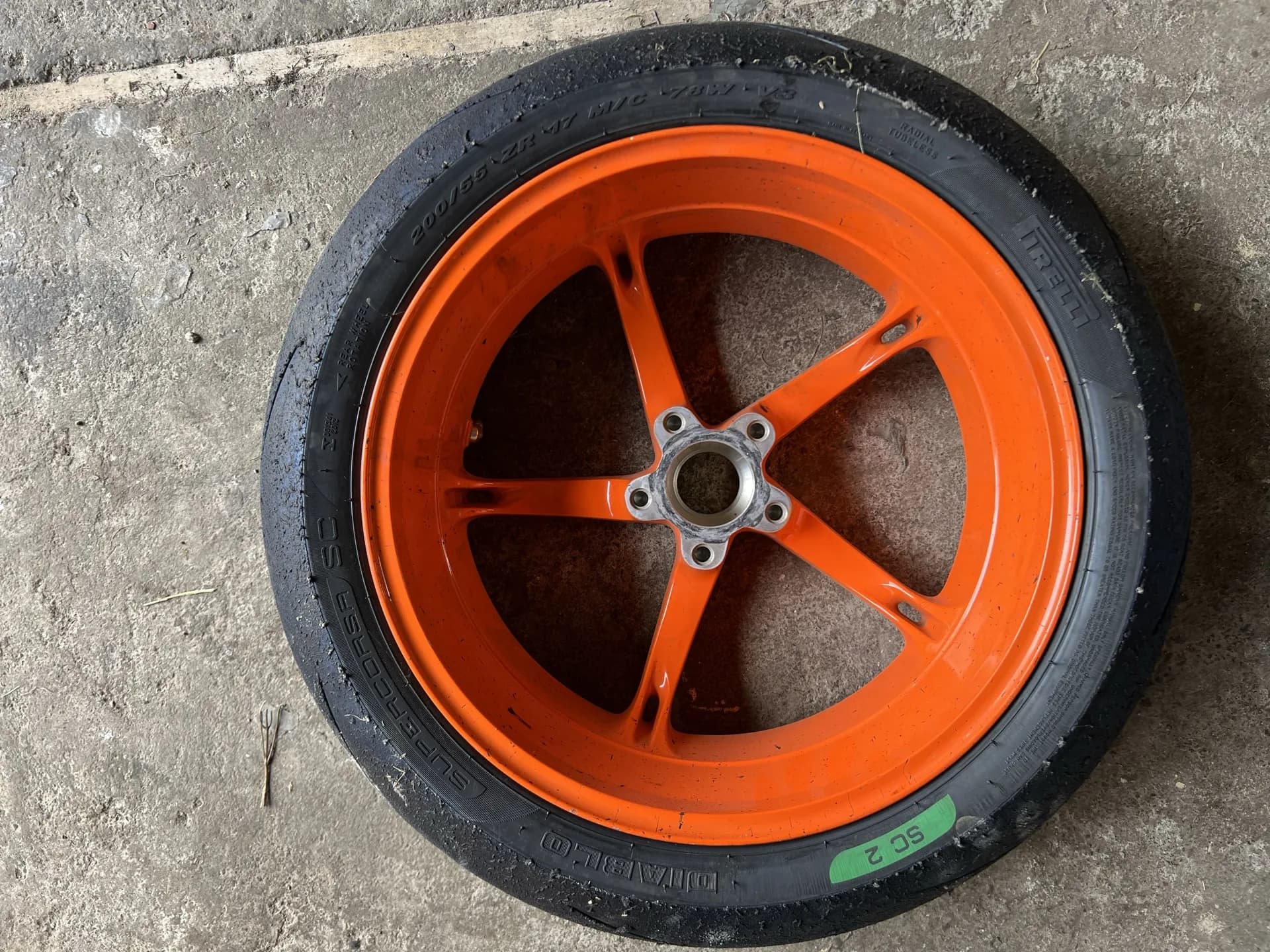 Janta spate KTM Super Duke 1290 portocalie detaliu
